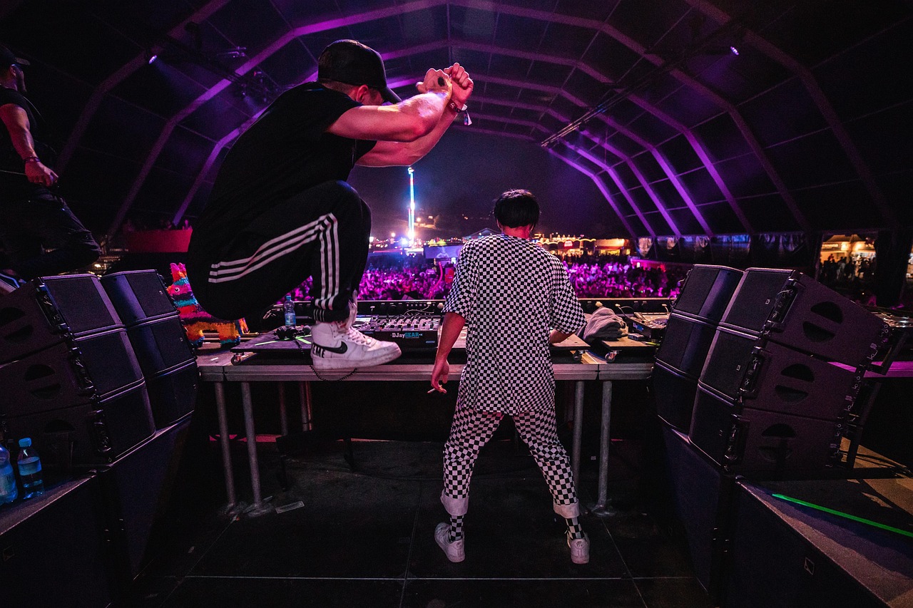 dj-6556011_1280