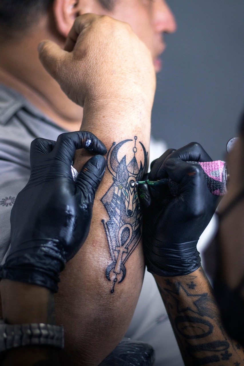 man-tattooing-7533875_1280